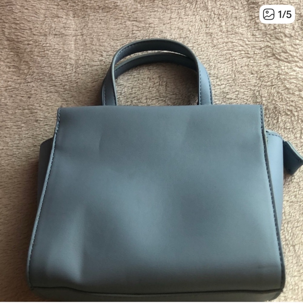 CROSSBODY BAG W/ STRAP FOREVER 21 BABY BLUE APPROX MEASUREMENTS 7” by 61/2